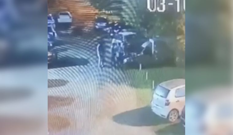 Una cámara de seguridad captó el momento en que los rugbiers golpearon en manada al joven de 21 años