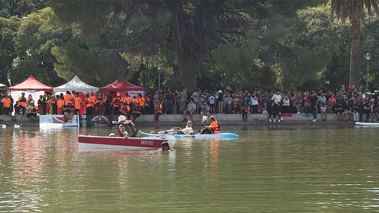 Miles de personas disfrutaron del evento con aviones y helicópteros, Regatas Vuela, en el Parque San Martín.&nbsp;