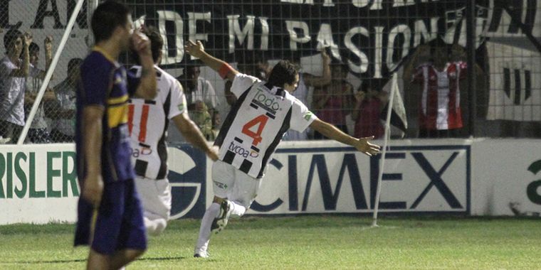 Pacífico de Alvear goleó a Huracán por 4 a 1.