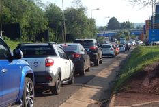 En el arranque de año y de la temporada estival se registraron largas colas de hasta 5 km en Puerto Iguazú, por el incentivo de turistas de aprovechar las ventajas cambiarias con Brasil. Foto: Alejandro Spivak