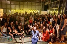 Tim Atkin junto a muchas de las integrantes del Club.