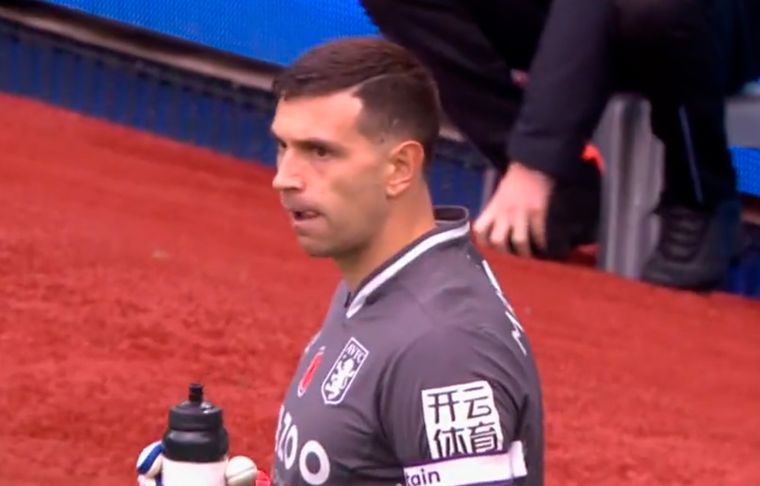 Emiliano Martínez Dibu tuvo dos atajadones contra Manchester United.