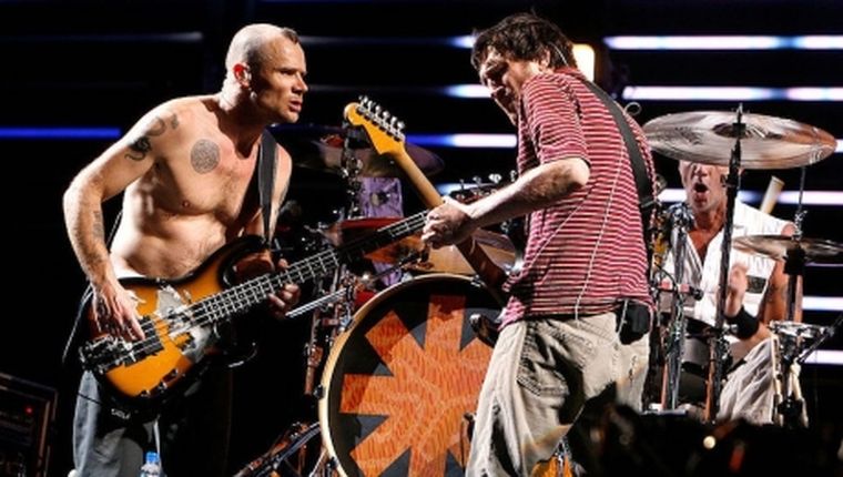 El mítico guitarrista vuelve a la banda y la noticia ya es furor en las redes sociales.