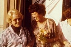 Feliza Burstzyn (centro de la foto) se volvió una de las escultoras colombianas más reconocidas del siglo XX por sus obras metálicas y en algunos casos en movimiento. Foto: bbc