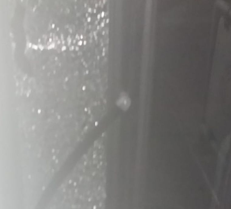 El impacto de las piedras en los vidrios del colectivo. Foto: mdzol.com