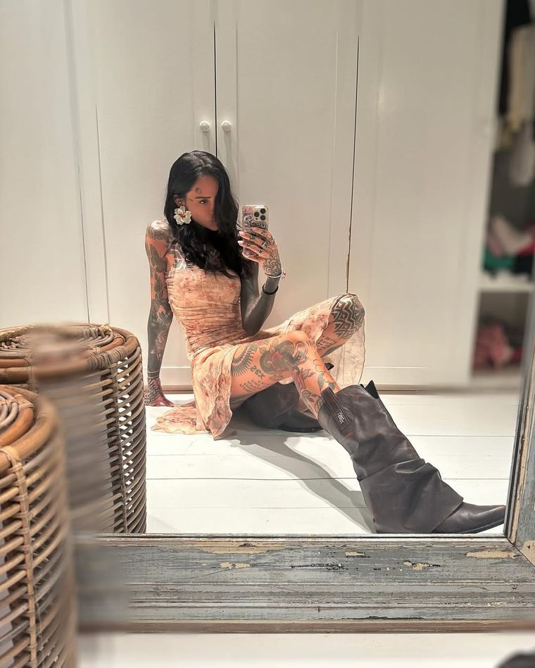 Dentro de la venta, Cande Tinelli se deshace de una cartera Prada. Dentro de la venta, Cande Tinelli se deshace de una cartera Prada.