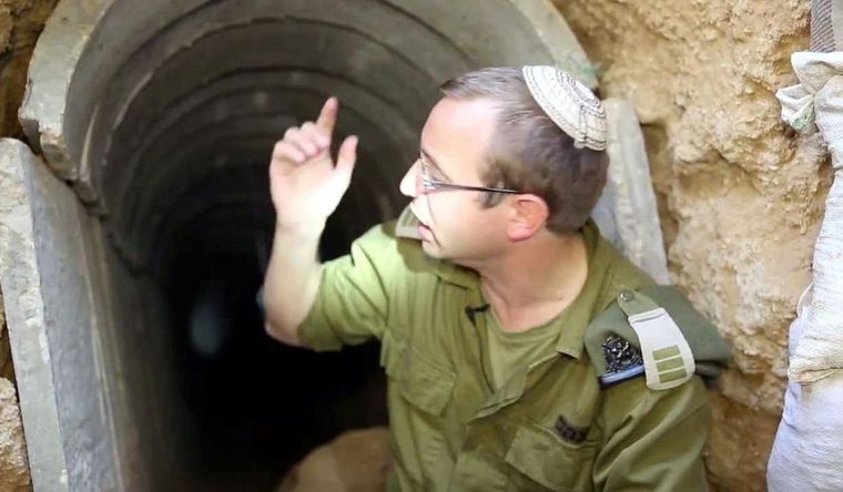 Roni Kaplan, en uno de los túneles de los yihadistas. Foto: Captura de pantalla.