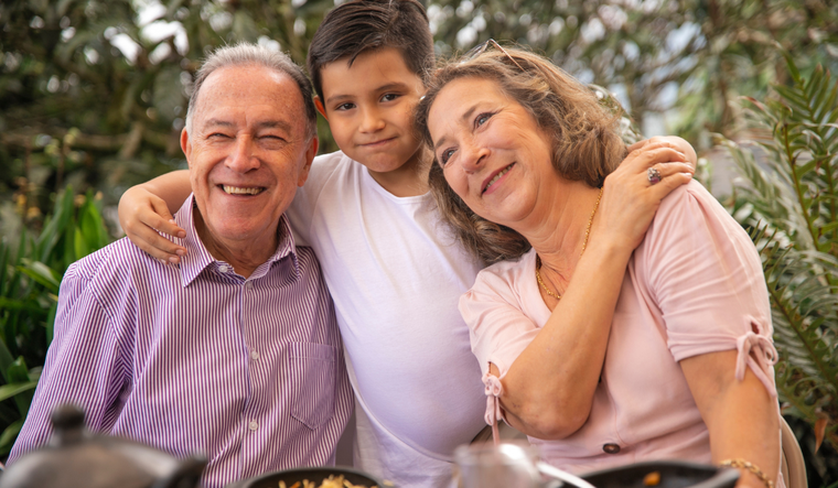 El Día del Abuelo es una ocasión propicia para fortalecer los vínculos familiares mediante diversas actividades que honran su presencia. El Día del Abuelo es una ocasión propicia para fortalecer los vínculos familiares mediante diversas actividades que honran su presencia.