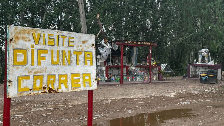 La Difunta Correa tiene altares en distintos sitios del país. La Difunta Correa tiene altares en distintos sitios del país.
