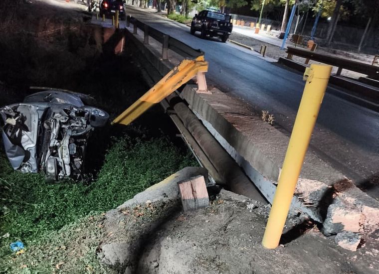 El conductor perdió el control de su vehículo y cayó a un canal en Lavalle.&nbsp;