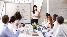 Las organizaciones más eficientes no son necesariamente las que trabajan más horas. Son las que logran enfocarse en aquello que genera verdadero valor.