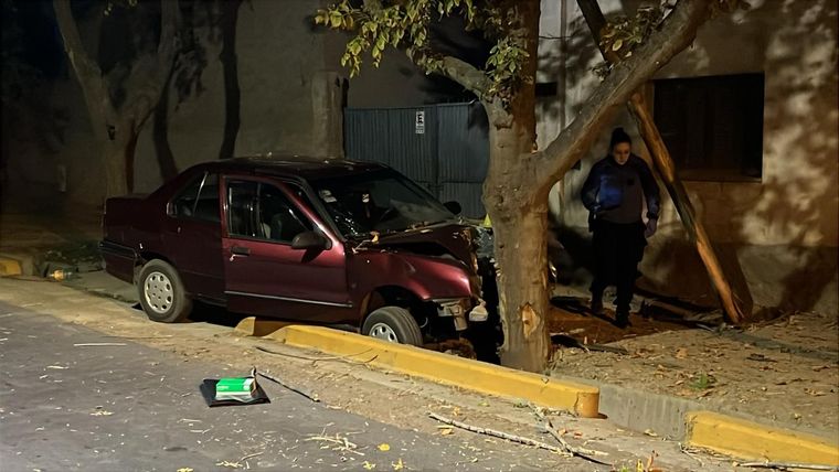 Un auto chocó con cinco personas a bordo chocó contra un poste y un árbol y murió un hombre Foto: Gentileza