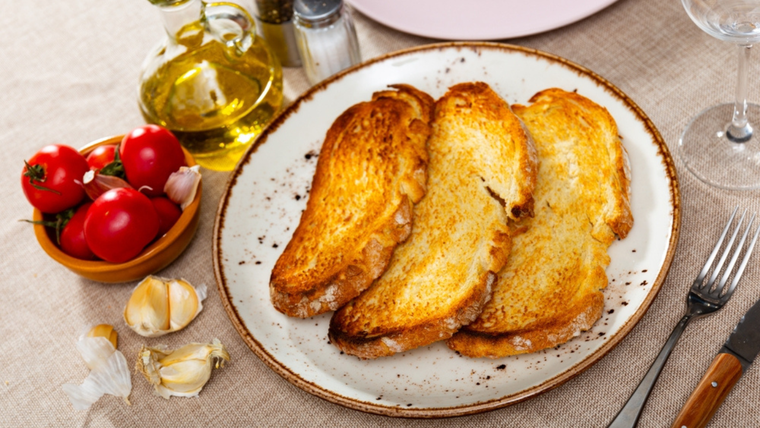 Explosión de aroma: receta de tostadas con ajo y aceite de oliva irresistibles.