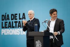 El gobernador Axel Kicillof en el acto por el Día de la Lealtad en San Vicente, junto con Jorge Taiana.