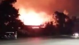 Arde una maderera en Esteban Echeverría y trabajan al menos 15 dotaciones de Bomberos Foto: Captura de video