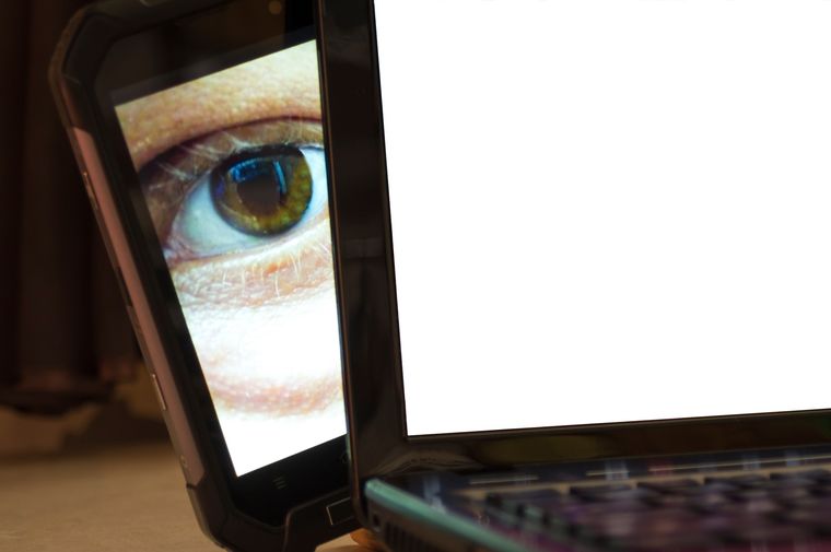 Protegé tu privacidad: aprendé a identificar ataques de un software espía en la cámara de tus dispositivos.