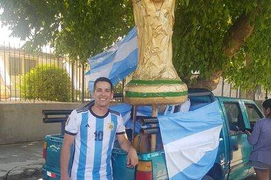 MDZol | José Luis tiene 35 años y construyó una Copa de Fútbol con materiales reciclables. Foto: Gentileza