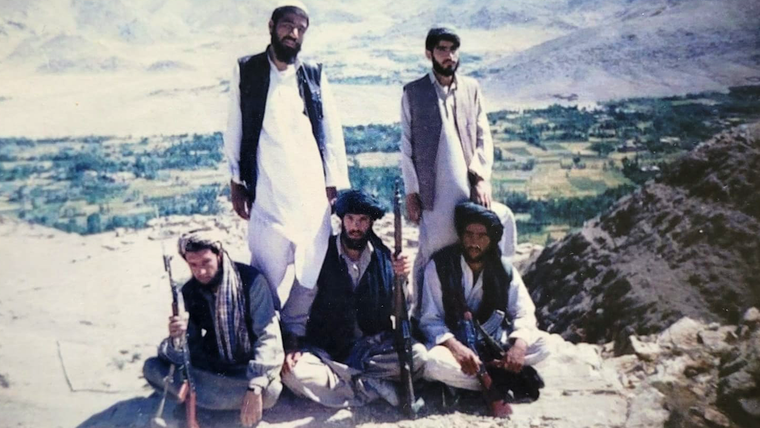 Maiwand Banayee, sentado abajo a la derecha, en Afganistán cuando era miembro de los talibanes.