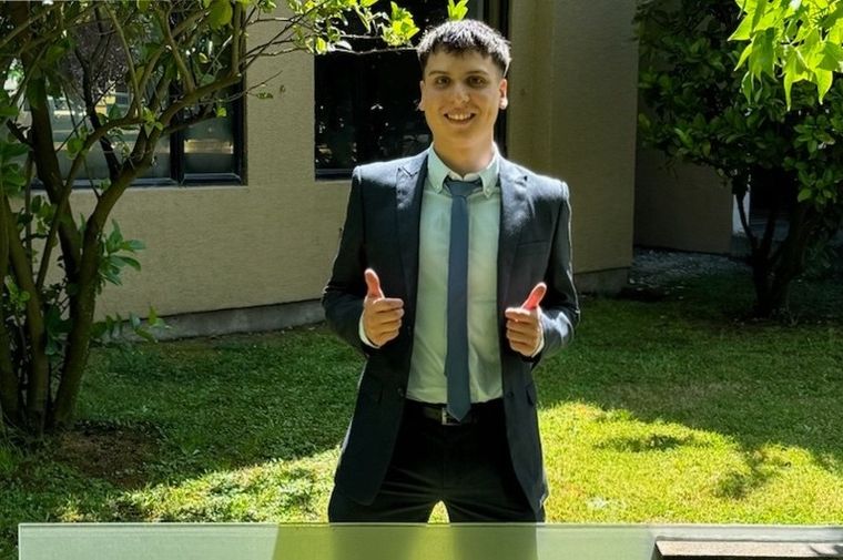 Época en la que el chileno mostraba los pulgares hacia arriba. Hoy es uno de los demandantes por estafa. Época en la que el chileno mostraba los pulgares hacia arriba. Hoy es uno de los demandantes por estafa.