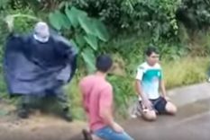 Los policías bolivianos golpearon a dos hombres por violar la cuarentena