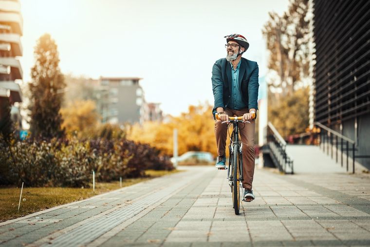 Andar en bicicleta mejora la salud física y mental.