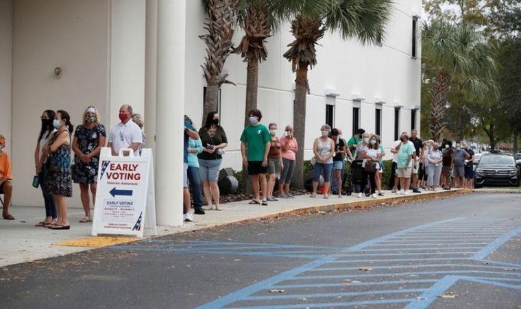 La gente hizo fila en la mesa de votación de la Oficina del Supervisor de Elecciones en la votación anticipada en el condado de Pinellas antes de las elecciones en Largo, Florida. Foto: Foto: REUTERS / Octavio Jones