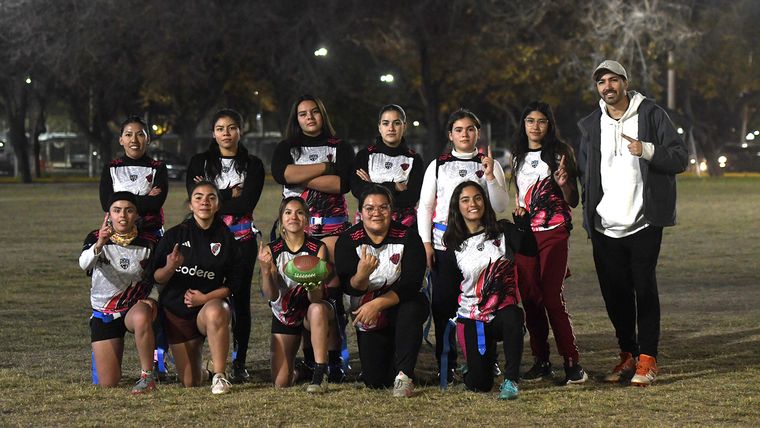 Una pausa en el picadito para una foto grupal. Una pausa en el picadito para una foto grupal.