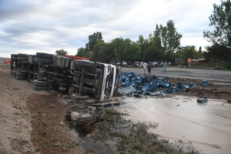 El camión terminó volcado a un costado de la ruta y los vecinos se llevaron la carga Foto: Juan Ignacio Blanco/MDZ