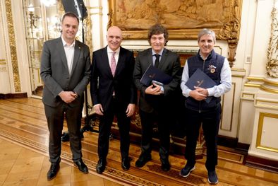 MDZol | Manuel Adorni, José Luis Espert y Luis Caputo acompañando a Javier Milei en la grabación de su discurso