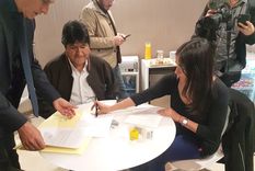 Morales firmó ayer su pedido de refugio al Gobierno Argentino.