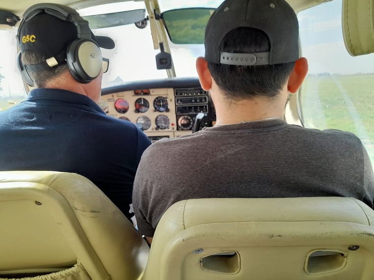 Nicolás Scare es una de las víctimas fatales del accidente, y quien está a la izquierda. Foto: Facebook / Jesi Santi