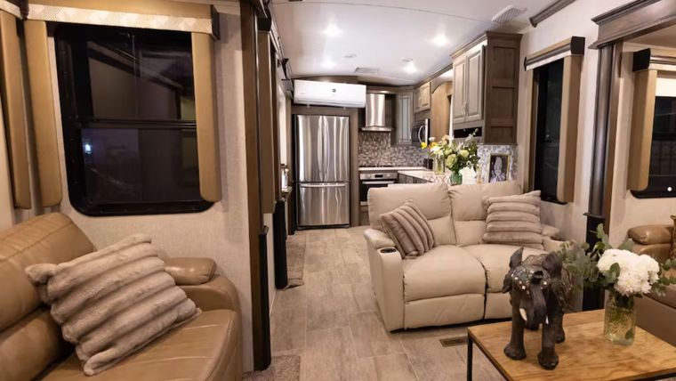 El dormitorio principal cuenta con un sector de maquillaje y amplios espejos, ideal para la previa de cada función. El dormitorio principal cuenta con un sector de maquillaje y amplios espejos, ideal para la previa de cada función.