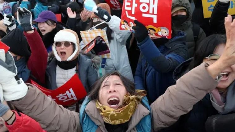 La gente celebra después de que el parlamento de Corea del Sur aprobara una segunda moción de impeachment contra el presidente Yoon Suk Yeol por su decreto de ley marcial. Foto: BBC