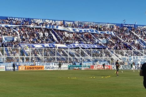 La gente de Godoy Cruz copó el Feliciano Gambarte para el decisivo clásico cuyano. La gente de Godoy Cruz copó el Feliciano Gambarte para el decisivo clásico cuyano.