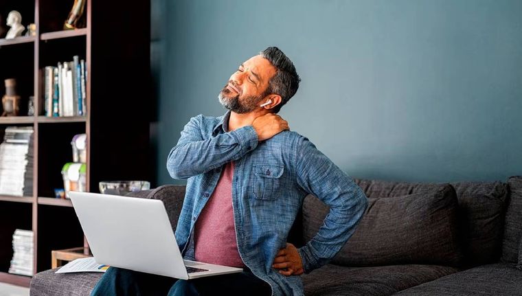 Qué ejercicios hacer si tenés dolor de espalda por el trabajo (Shutterstock).