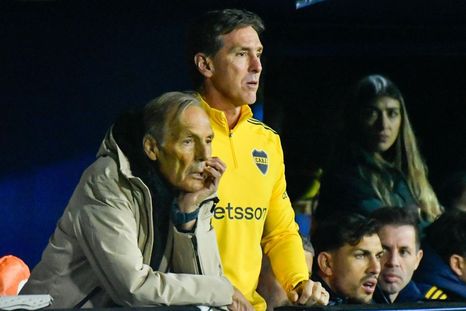 Miguel Ángel Russo observa atento el partido de Boca-Unión, por la segunda fecha del Clausura. Miguel Ángel Russo observa atento el partido de Boca-Unión, por la segunda fecha del Clausura.