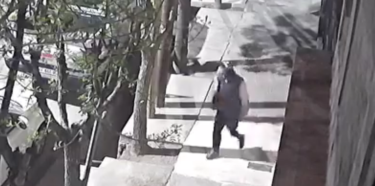 El momento que el delincuente se dirige al auto para robar sus ruedas en Guaymallén.