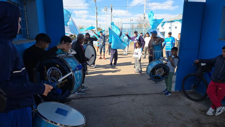 Los hinchas de Gutiérrez Sport Club apoyaron a su club en el momento más difícil. Este sábado se consumó el descenso del equipo celeste.&nbsp;