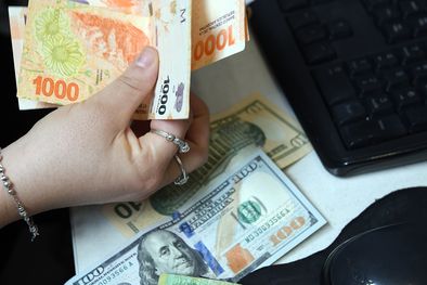 MDZol | Convertibilidad, dolarización o competencia de monedas, el éxito siempre depende de mantener a raya la disciplina fiscal. Foto: ALF PONCE MERCADO / MDZ