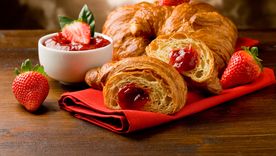 Cómo hacer croissants rellenas de mermelada de frutillas en casa paso a paso