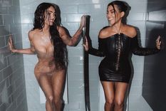 Meghan Fox y Kourtney Kardashian, divertidas en el baño de la gala de los premios MTV.  Foto: Instagram