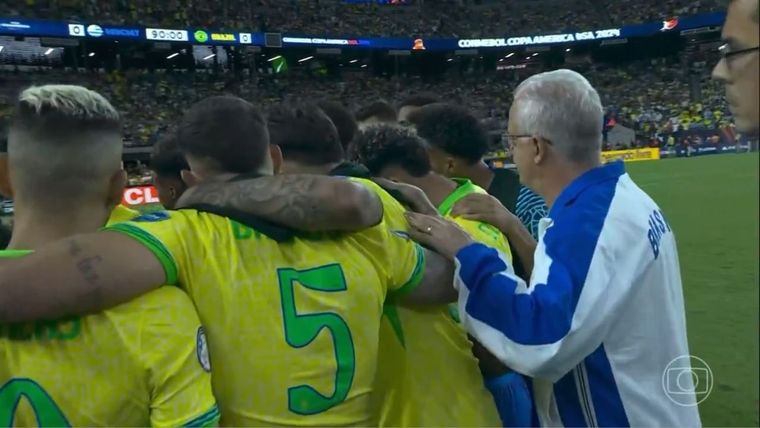 Dorival intenta meterse en el grupo, pero no lo dejan. Foto: Captura Video