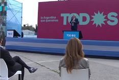 en tecnopolis, alberto fernandez tomo nota de lo solo que puede estar