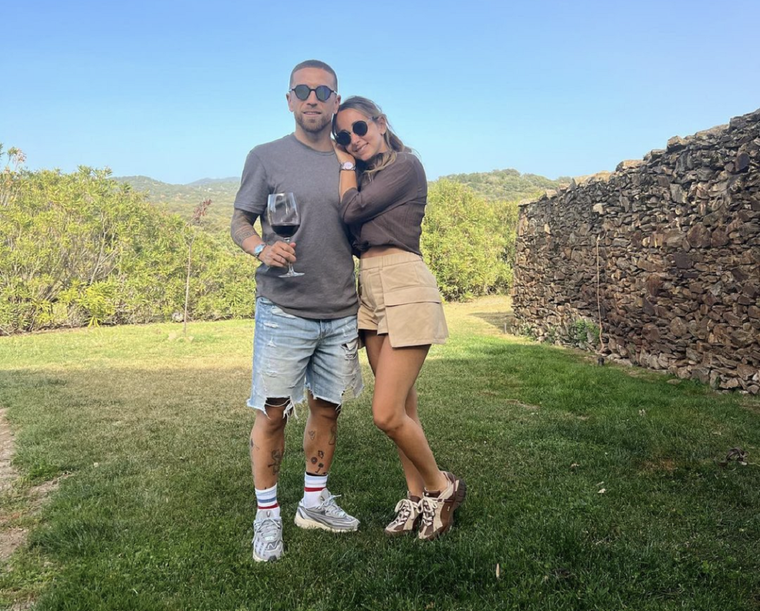 El Papu Gómez disfruta con su esposa y amigos en Mendoza. (Foto Instagram @papugomez_official).