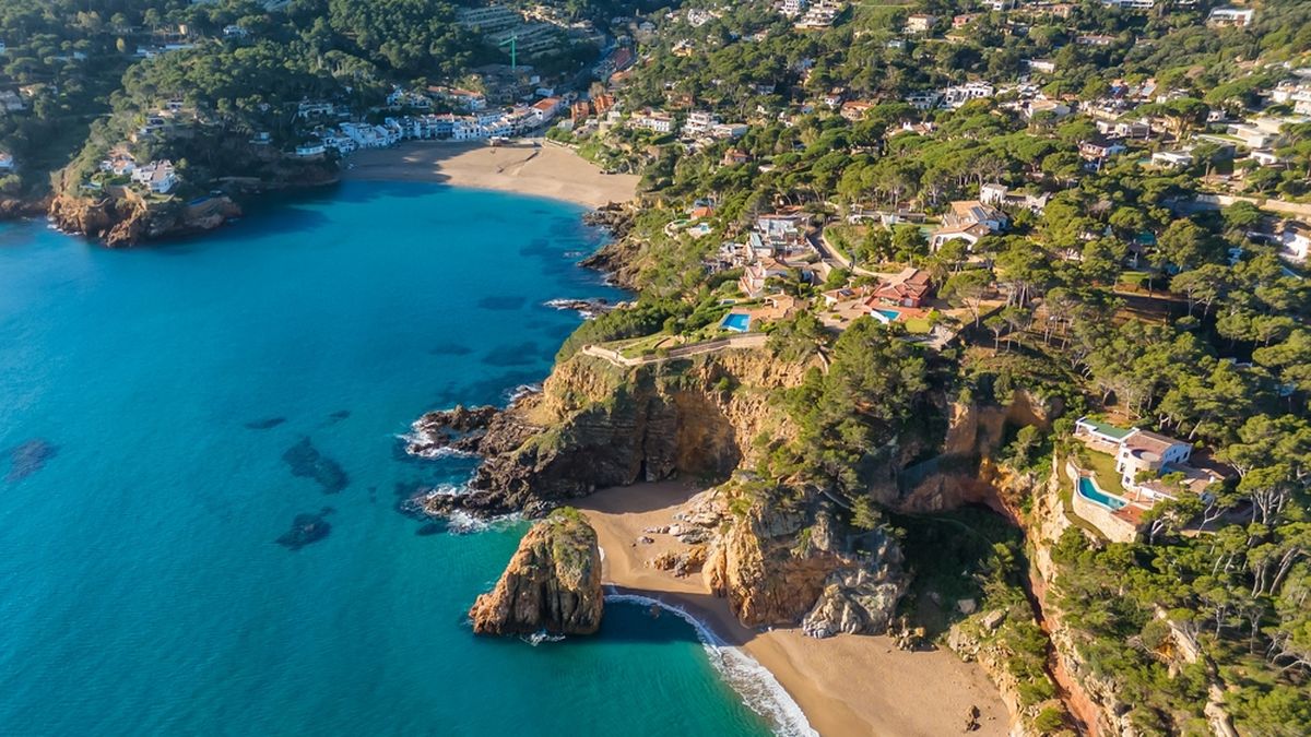 La playa dorada con aguas cristalinas de España que conviene visitar en mayo antes de la temporada alta