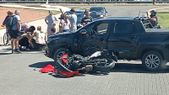 Transeúntes asistieron en primera instancia al motociclista lesionado en el accidente. Transeúntes asistieron en primera instancia al motociclista lesionado en el accidente.