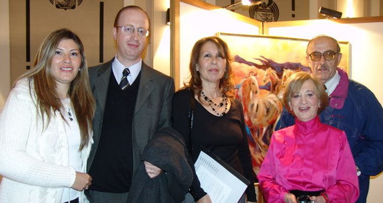 Betty Litewka junto a su esposo Moisés Garnek, su hijo Ariel, su nuera Natalia y la curadora Mari Cáceres. Foto: MDZ