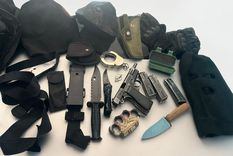 El arma reglamentaria y otros elementos que el joven aprehendido tenía en su poder.&nbsp;