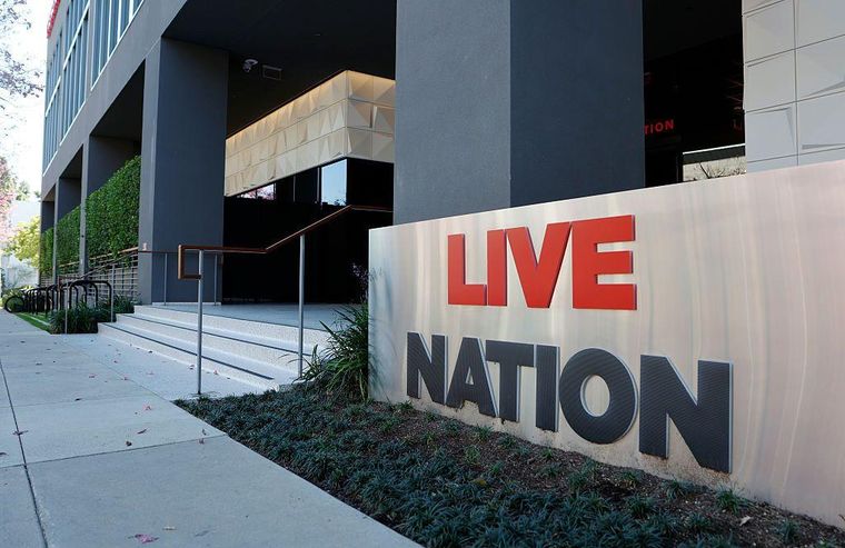 Live Nation controla el 80% del mercado de los principales anfiteatros para conciertos, según senadores estadounidenses.