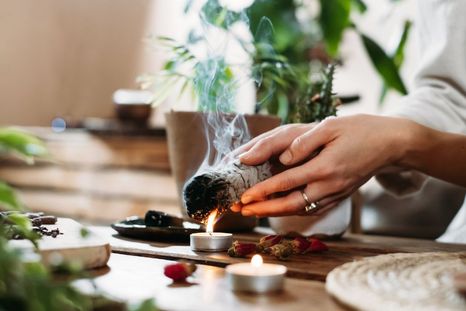 Hay una serie de rituales tradicionales y contemporáneos para recibir el invierno. Hay una serie de rituales tradicionales y contemporáneos para recibir el invierno.